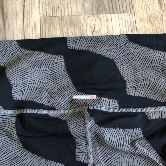 aerie Chill. Play. Move. Gray/Black Leggings. - Picture 4 of 10